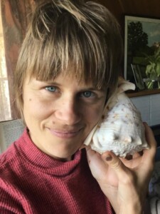 Foa Kinfyre, artist, ceremonialist, homesteader, dream tracker, soul guide and somatic educator in the Feldenkrais Method.